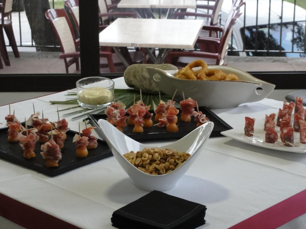 Terrasses De L'Aven Hotel Orgnac-lʼAven Екстериор снимка